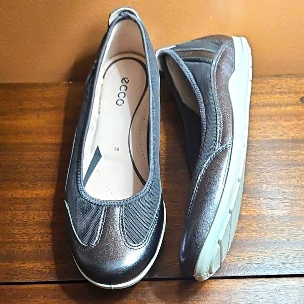 Ecco Leather Flats Slip-On Loafers!! CLEAN!!